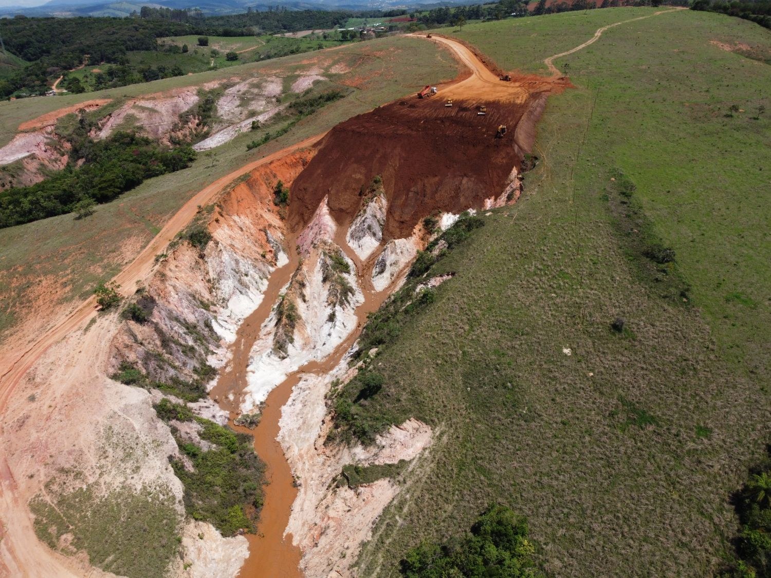 Máquinas preenchendo a voçoroca