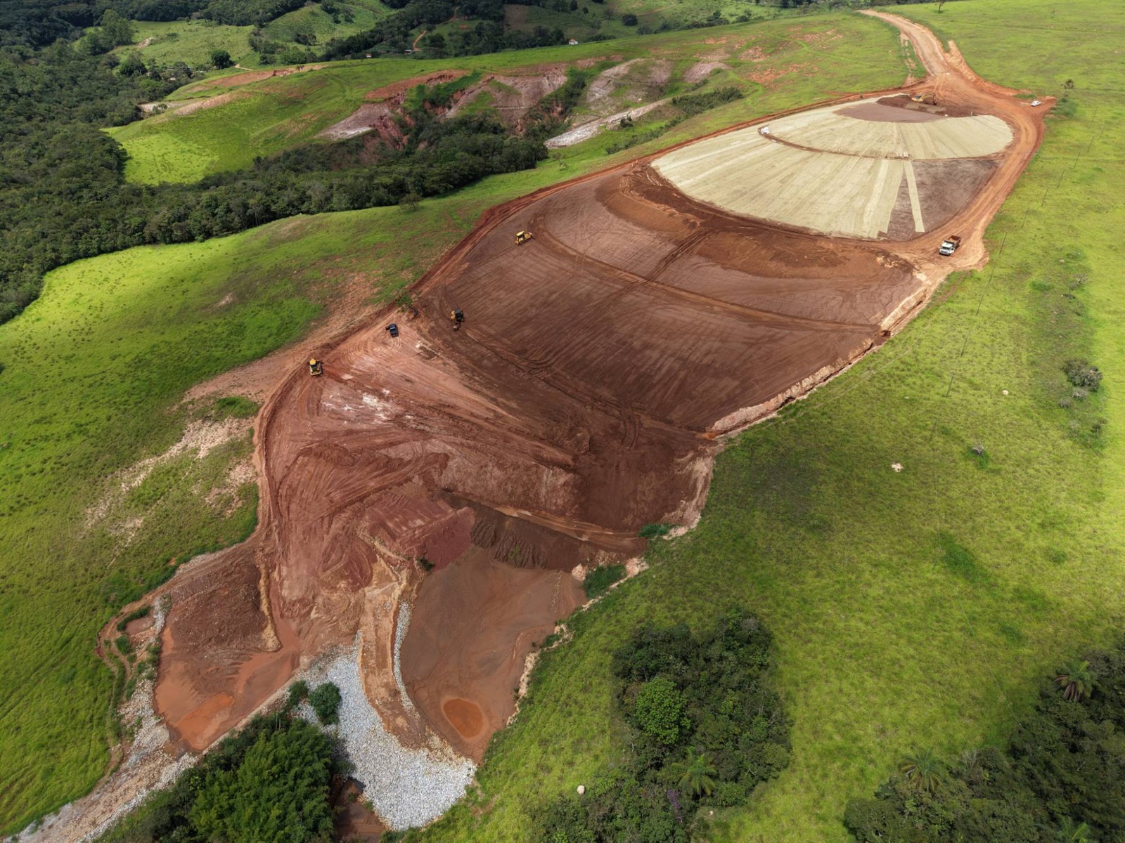 Terreno conformado e protegido